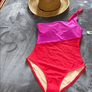 One piece one shoulder two toned swimwear